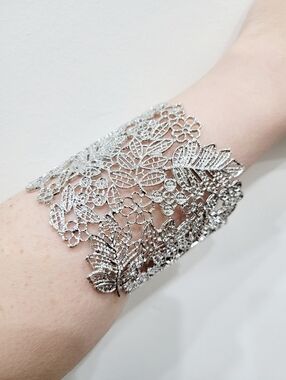 Brand New Silver Tone Leaf Pattern Bangle Bracelet